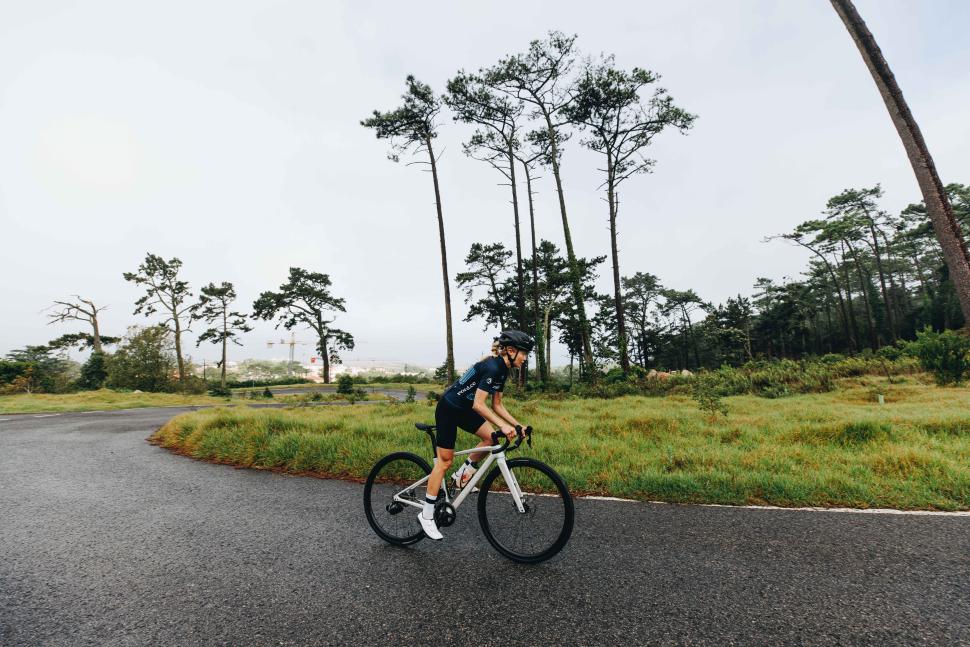 2023 Specialized Roubaix SL 8 riding