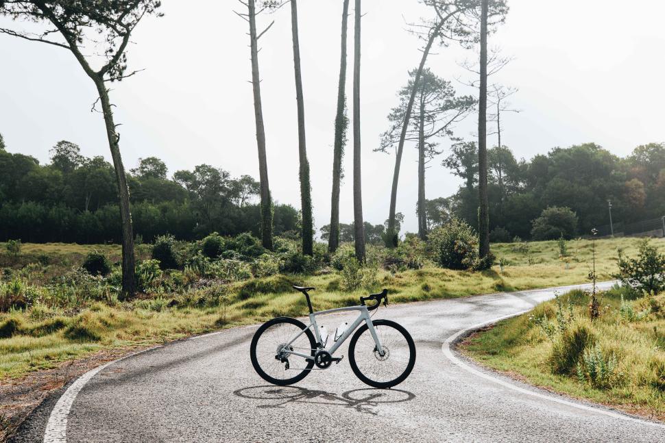 2023 Specialized Roubaix SL 8 hero