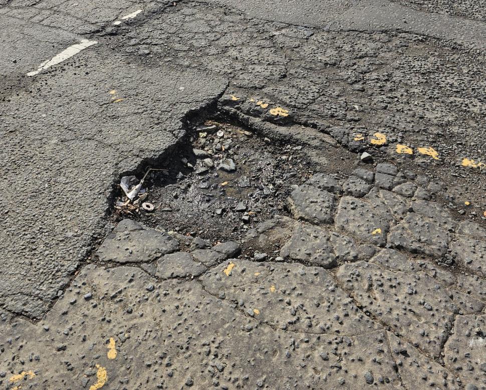 Glasgow pothole (@SpamRogic/Twitter)