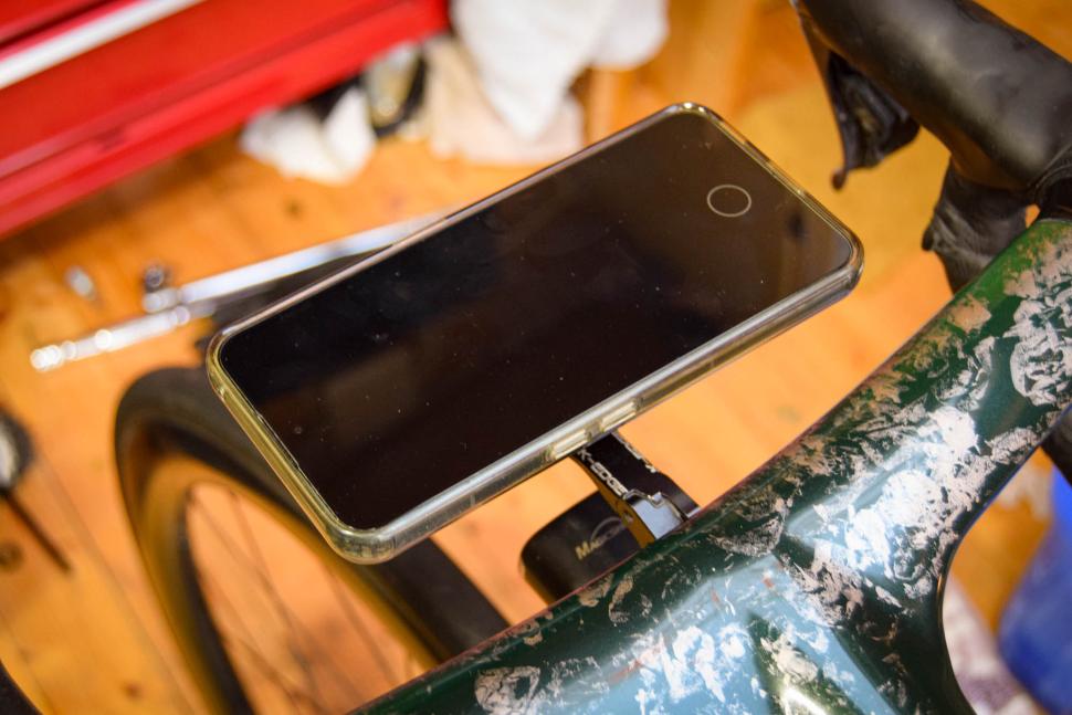 Fidlock Vacuum Turn Base for GPS Mount and Uni Phone Patch - on bars 1.jpg