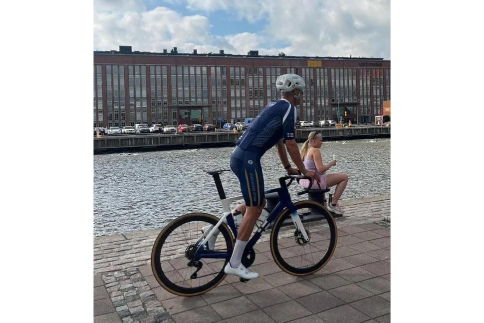 Finnish President Alexander Stubb riding Finnish-paintjob bike