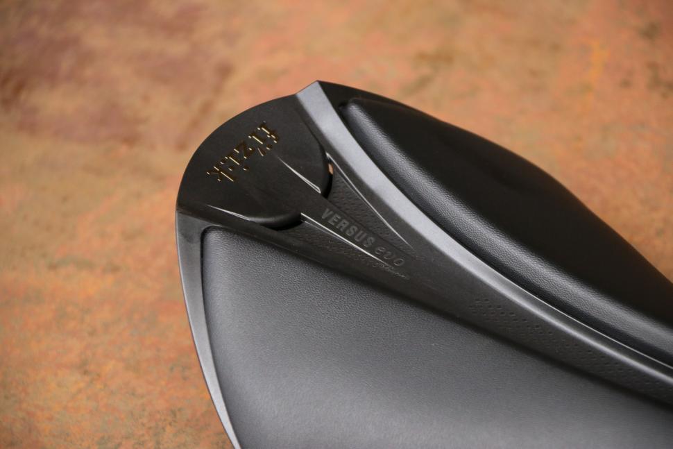 Fizik Aliante R3 Versus Evo Kium saddle - back.jpg