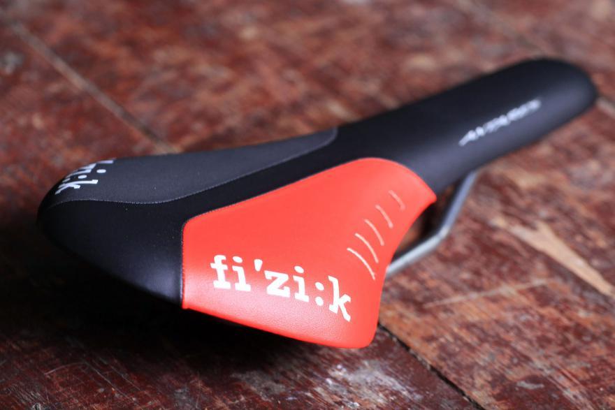 fizik-antares-r5-kium-road-saddle.jpg