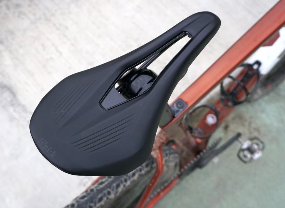 fizik argo saddle1.JPG