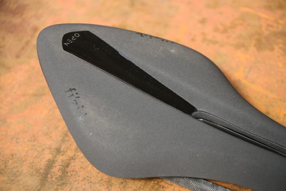 Fizik Arione R1 Open Carbon Braidded - seat.jpg
