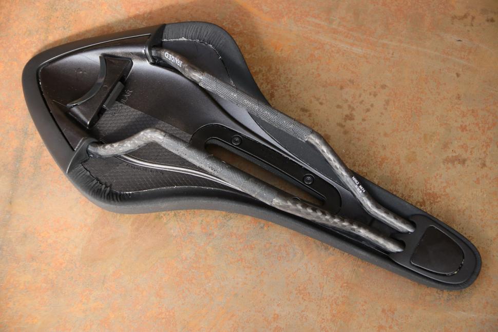 Fizik Arione R1 Open Carbon Braidded - underside.jpg