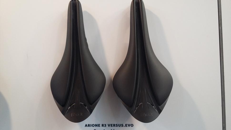 Fizik Arione R3 Versus.jpg