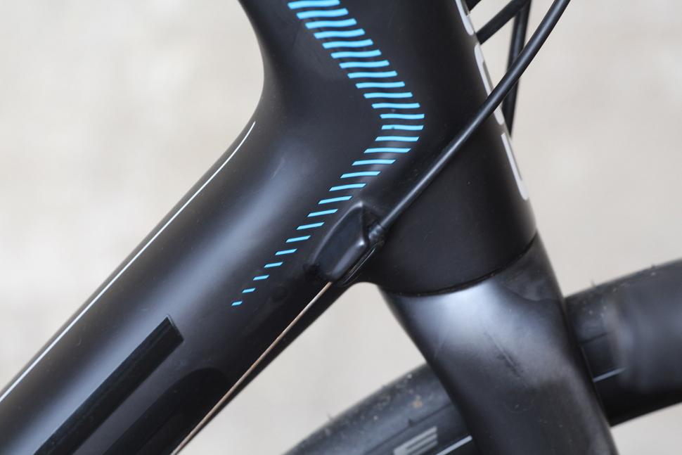 Focus Izalco Max - cable route.jpg