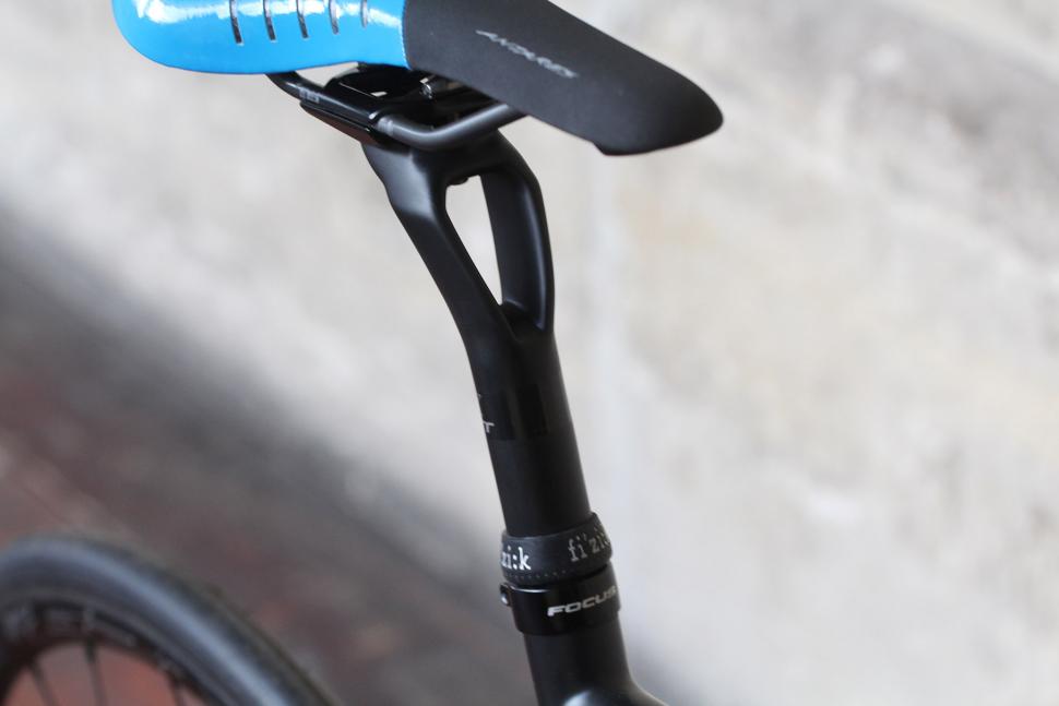 Focus Izalco Max - seat post.jpg