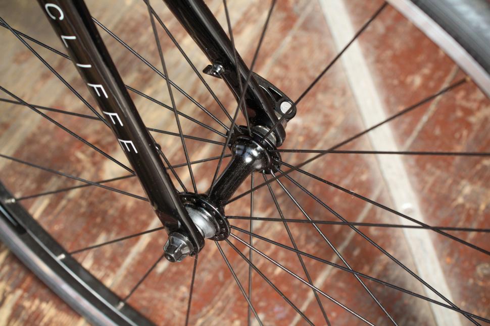 Forme Longcliffe - front hub.jpg