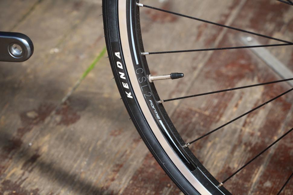 Forme Longcliffe - tyre and rim.jpg