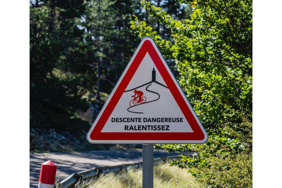 French road sign 1 (@SteveFlemingM9 on Twitter)