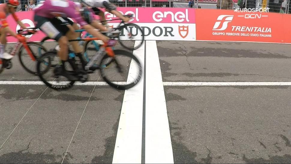 2023 Giro d'Italia stage 11 photo finish (GCN/Eurosport)