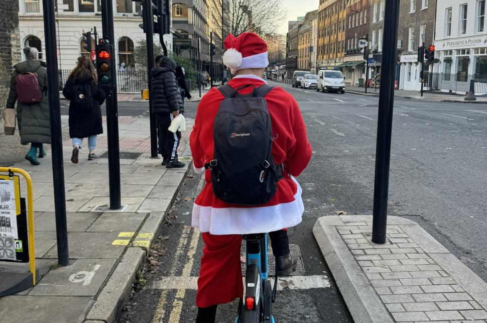 Santa cycle lane (Dan Walker/Twitter)