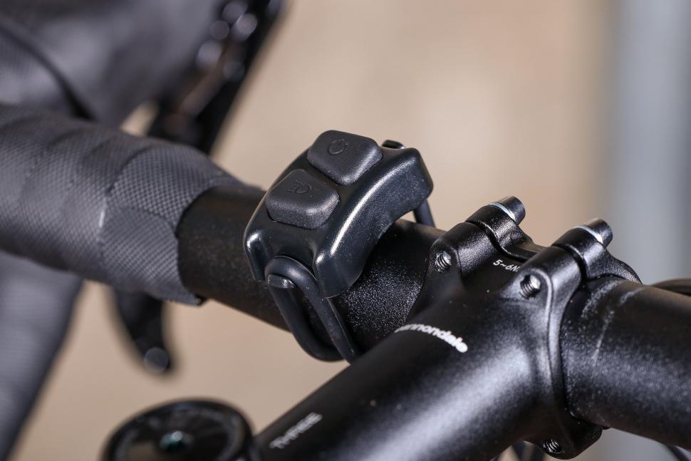 Gemini Duo 2200 Multisport Front Light - remote.jpg