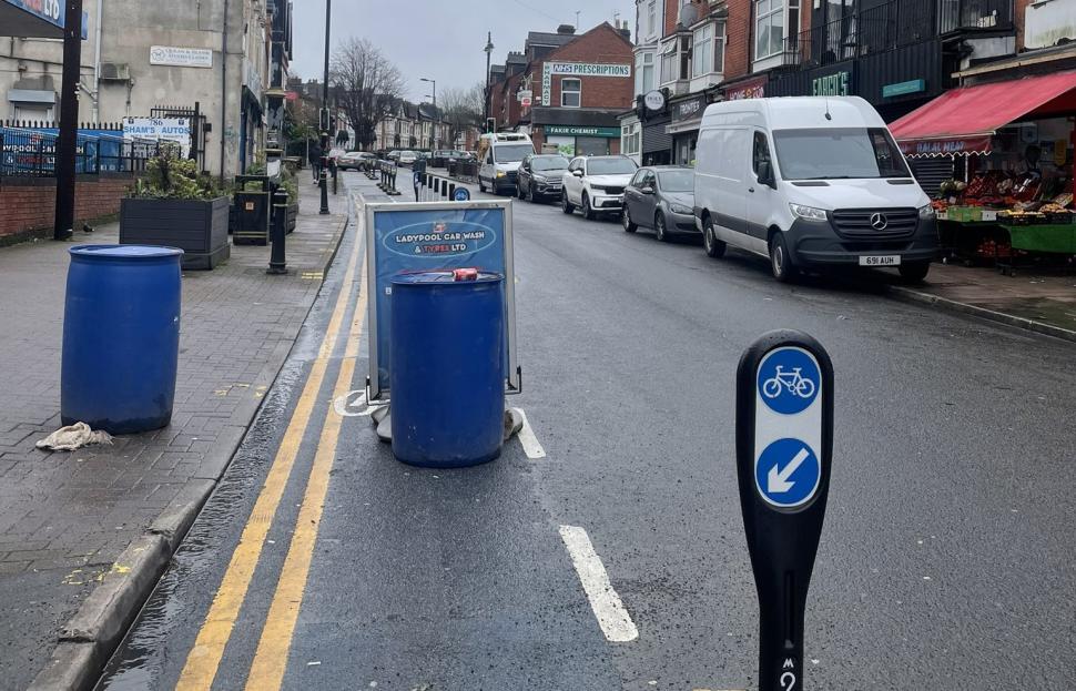 Car wash sign in cycle lane (@naomi_fisher/Twitter)