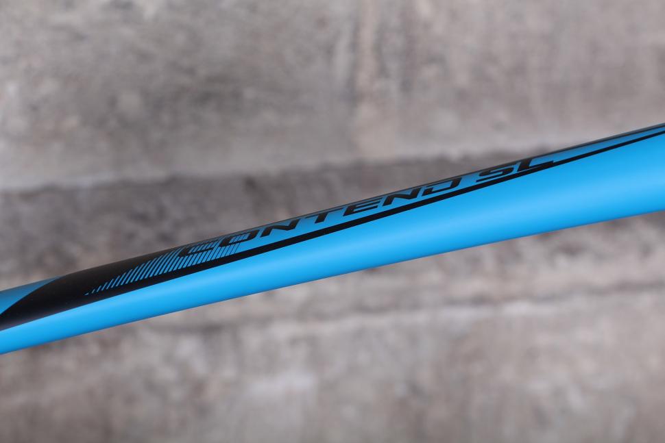Giant Contend SL - top tube.jpg
