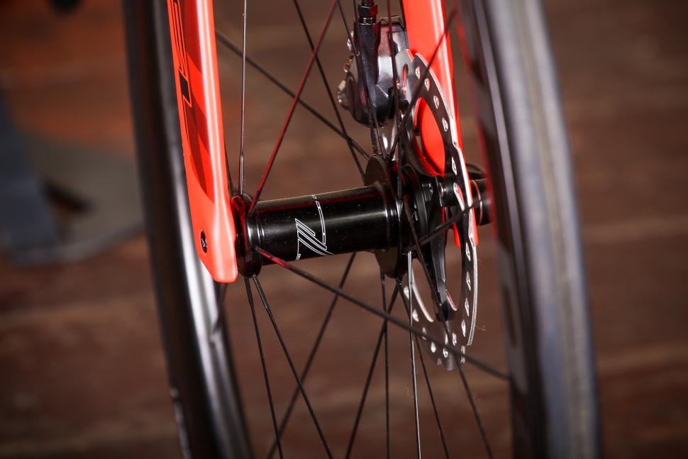 Giant Propel Advanced Disc - front hub.jpg