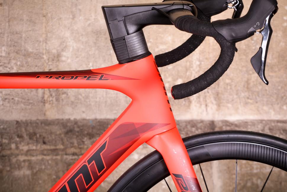 Giant Propel Advanced Disc - head tube.jpg