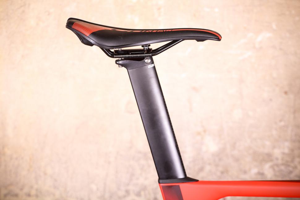 Giant Propel Advanced Disc - saddle and post.jpg