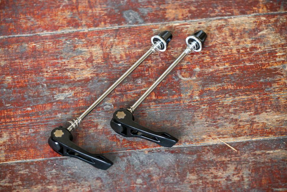 Giant SLR 0 65mm Carbon Wheels - Quick releases.jpg