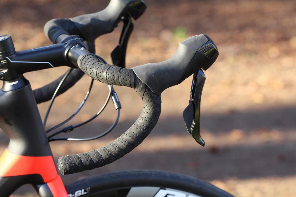 Giant TCR Advanced 2 Disc - bar and shifter.jpg