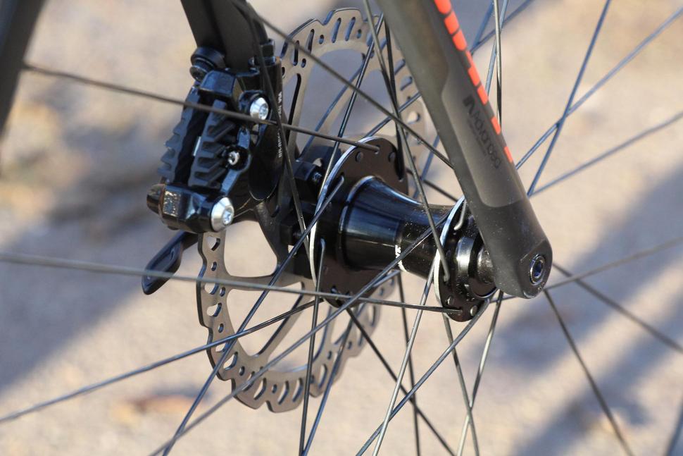 Giant TCR Advanced 2 Disc - front hub.jpg