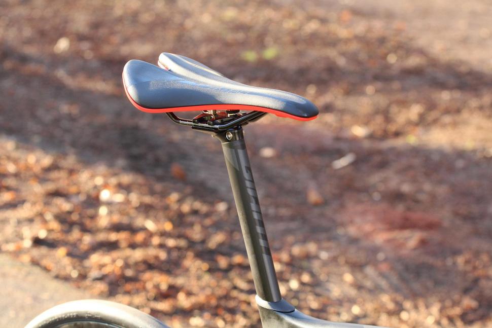 Giant TCR Advanced 2 Disc - saddle and post.jpg