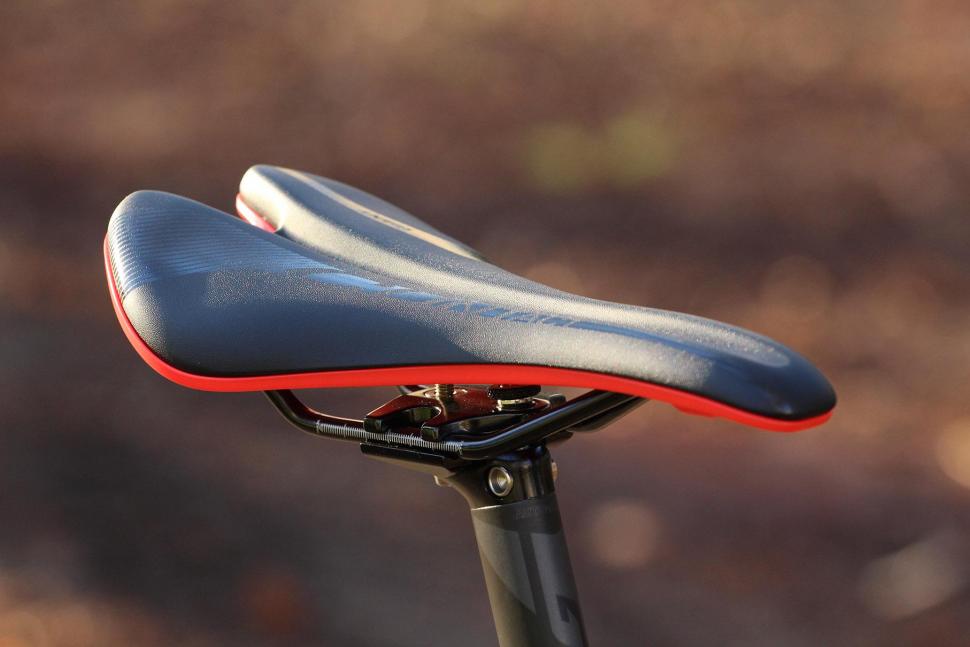 Giant TCR Advanced 2 Disc - saddle.jpg