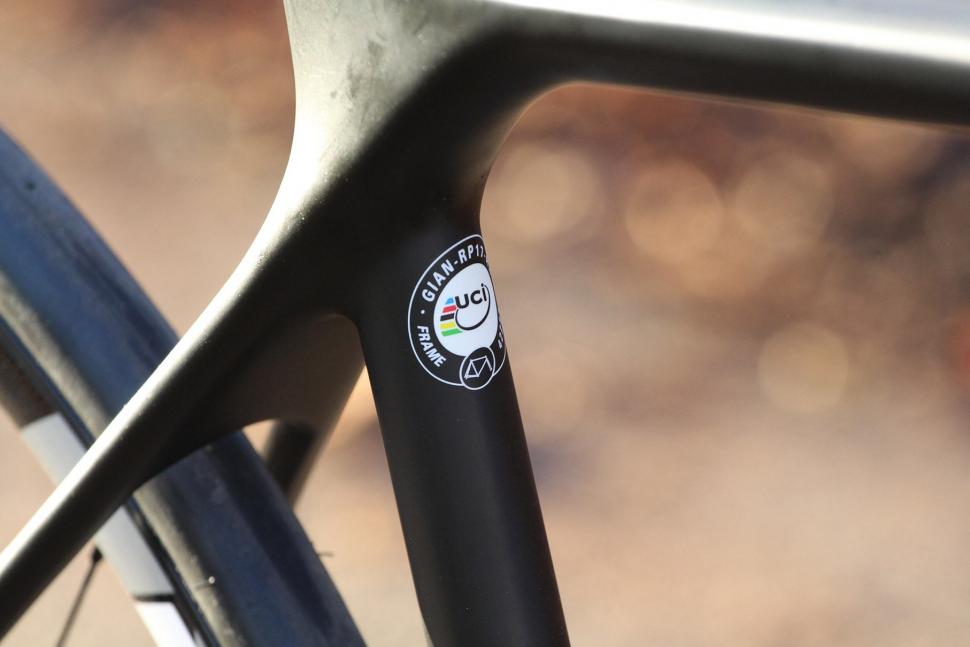 Giant TCR Advanced 2 Disc - UCI sticker.jpg
