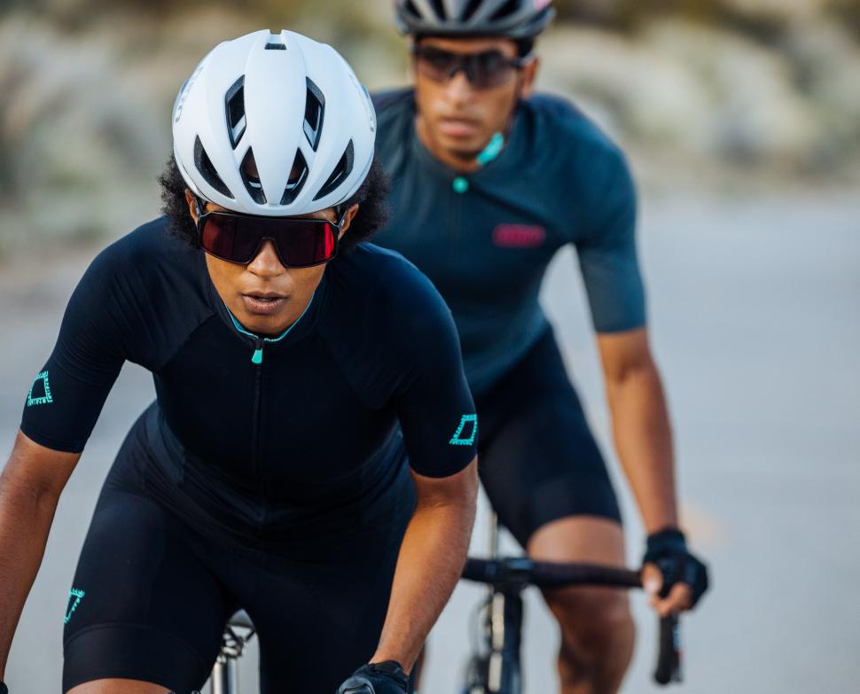 2022 Giro Eclipse Spherical riding 1