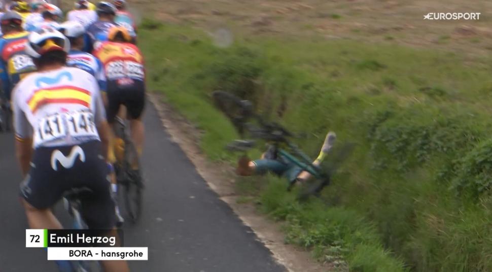 E3 Saxo Classic crash (Eurosport/Discovery)