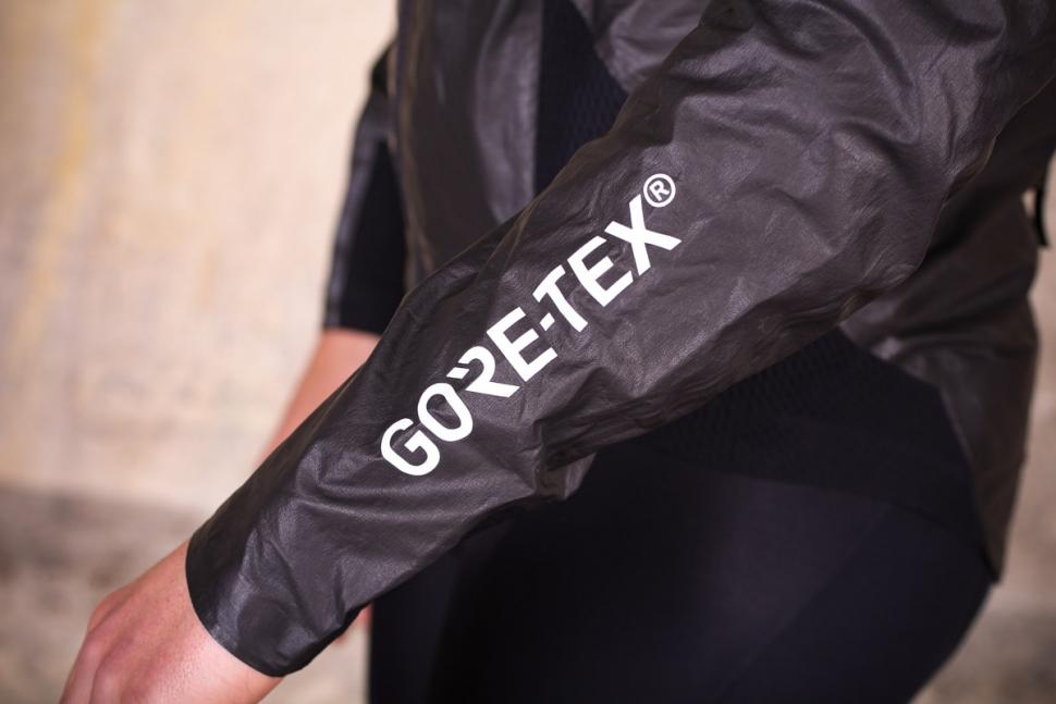 gore_c7_gore-tex_shakedry_stretch_jacket_-_sleeve_logo.jpg