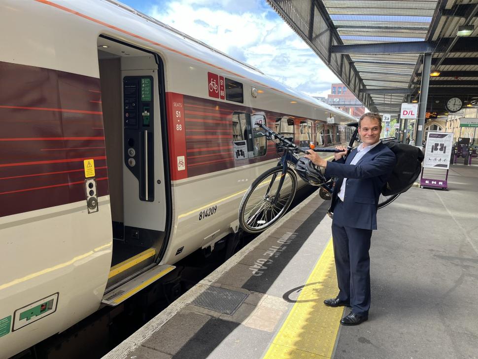 Newly elected Labour MP heads off to Parliament (Cllr Joshua Wells/Twitter)