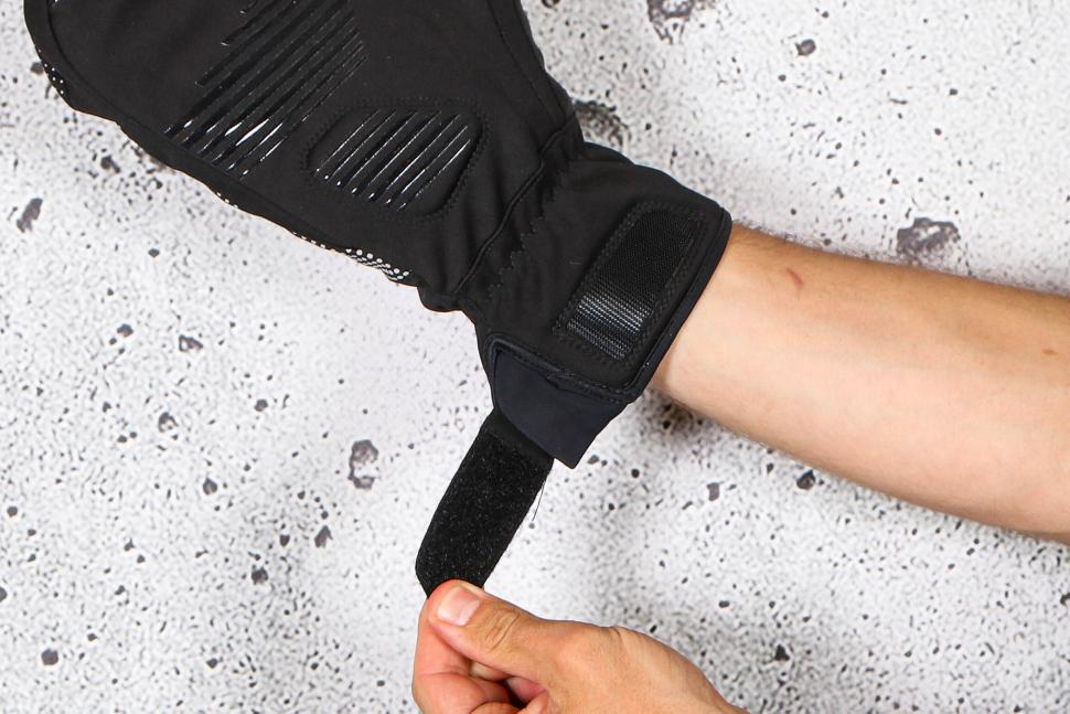 GripGrab Ride Windproof Deep Winter Lobster Gloves - velcro.jpg