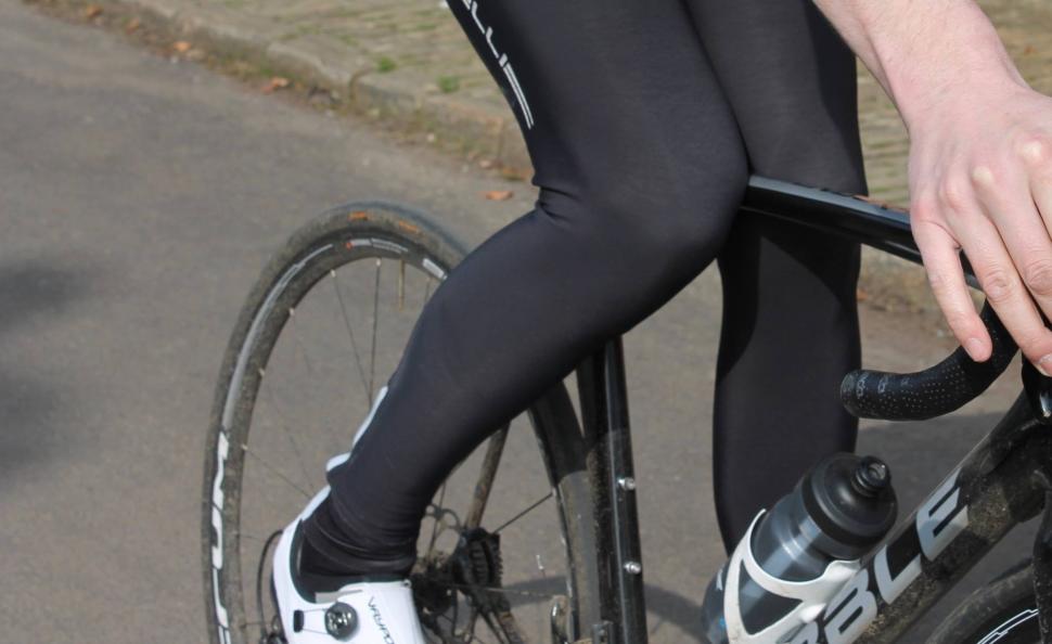 Gripping top tube knees 2 - 1.jpg