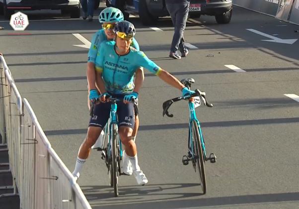 Harold Tejada gets a lift from Astana teammate after UAE Tour crash (Dicovery+)