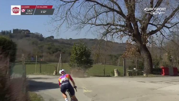 Horse falls during 2023 Strade Bianche (GCN)