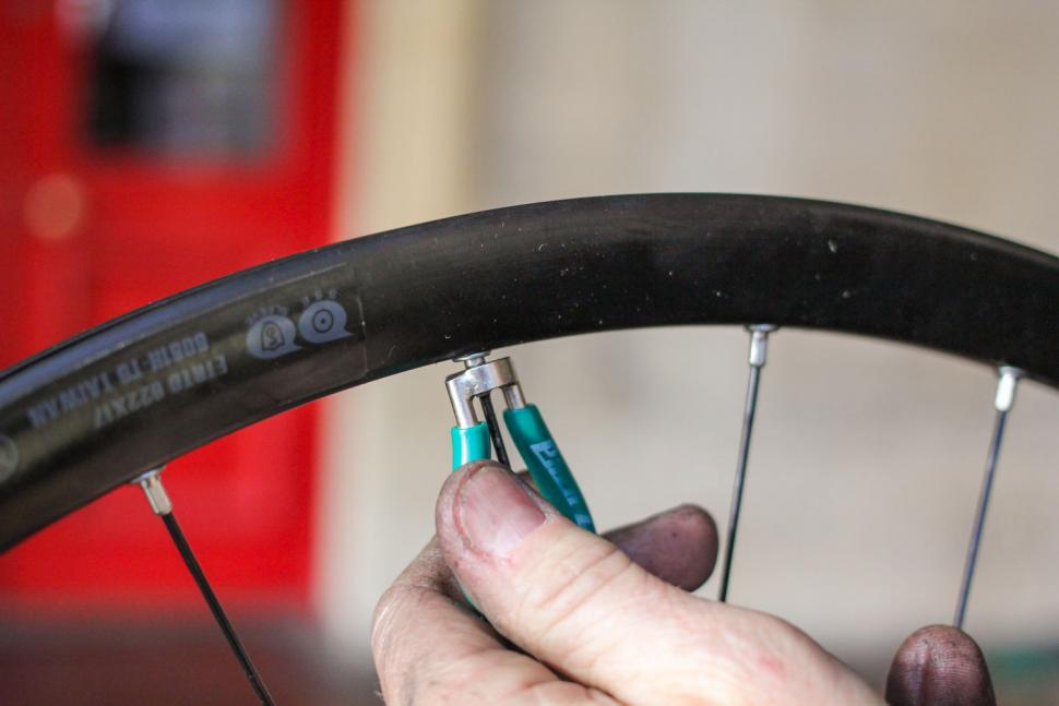 How to replace a spoke 08