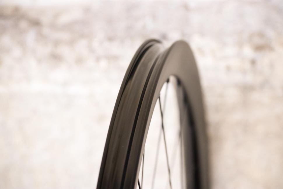 Hunt 35 Carbon Gravel Disc X-Wide - rim bed.jpg