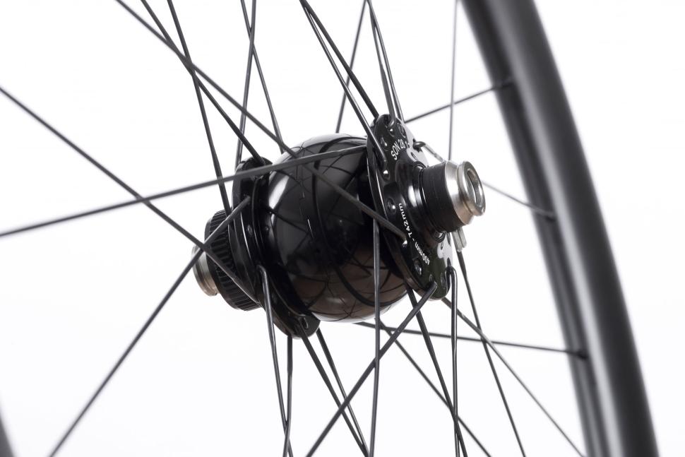 2024 Hunt 40 Carbon Gravel Dynamo wheels