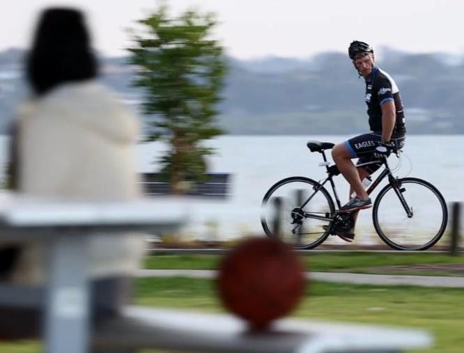 Andrew Hellinga's backward riding style (Pic: EW Australia's Facebook) 