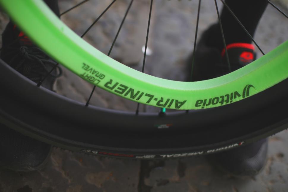 vittoria gravel tyre insert light