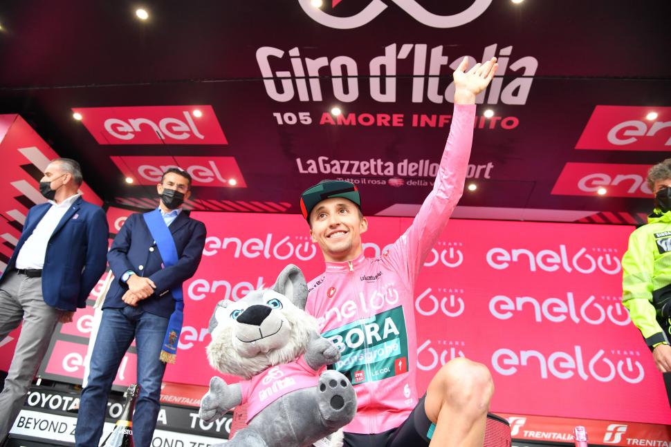 Jai Hindley in the maglia rosa after 2022 Giro d'Italia Stage 20 (picture credit LaPresse)