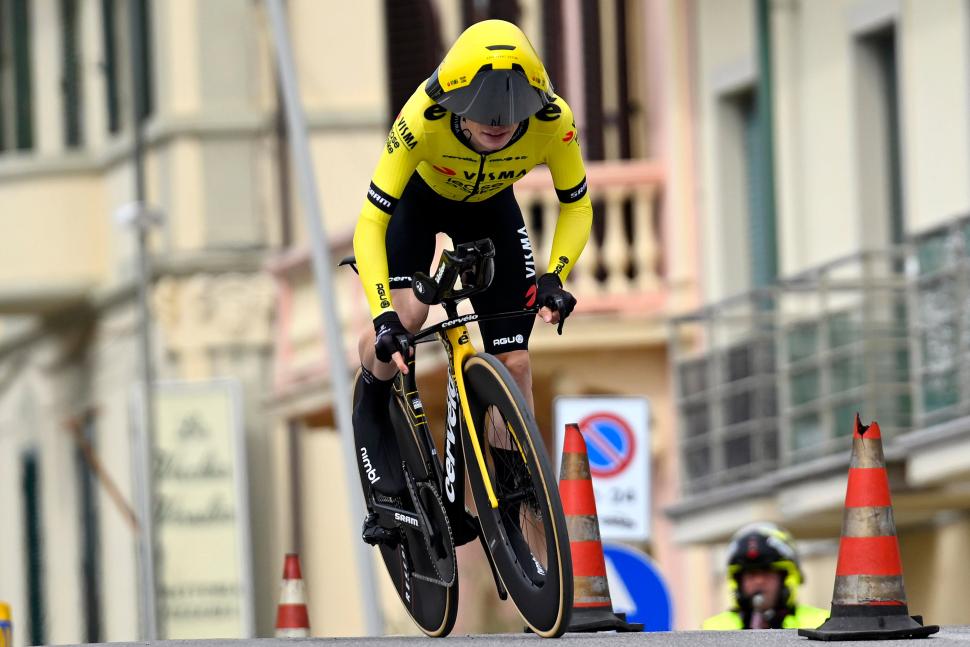2024 Jonas Vingegaard Tirreno-Adriatico TT helmet (@vismaleaseabike on X)