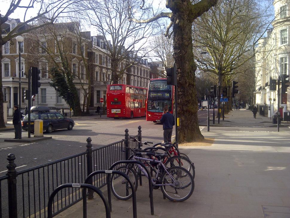 Holland Park Avenue (wikimedia commons)