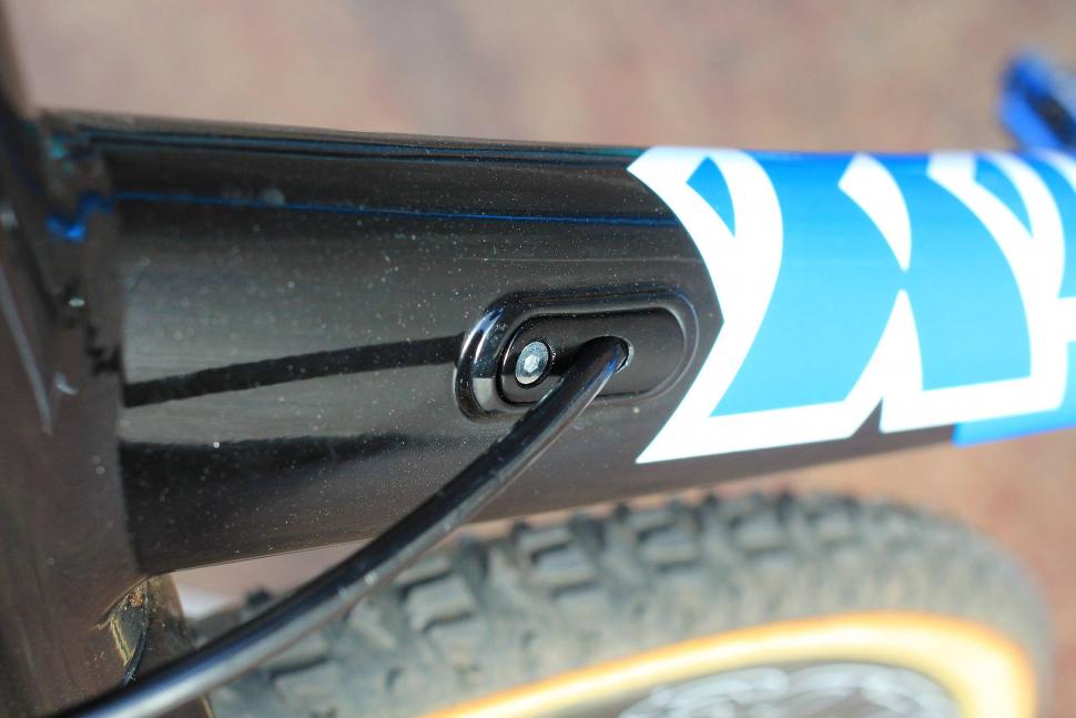 Kinesis Cross Race Evo - cable port.jpg