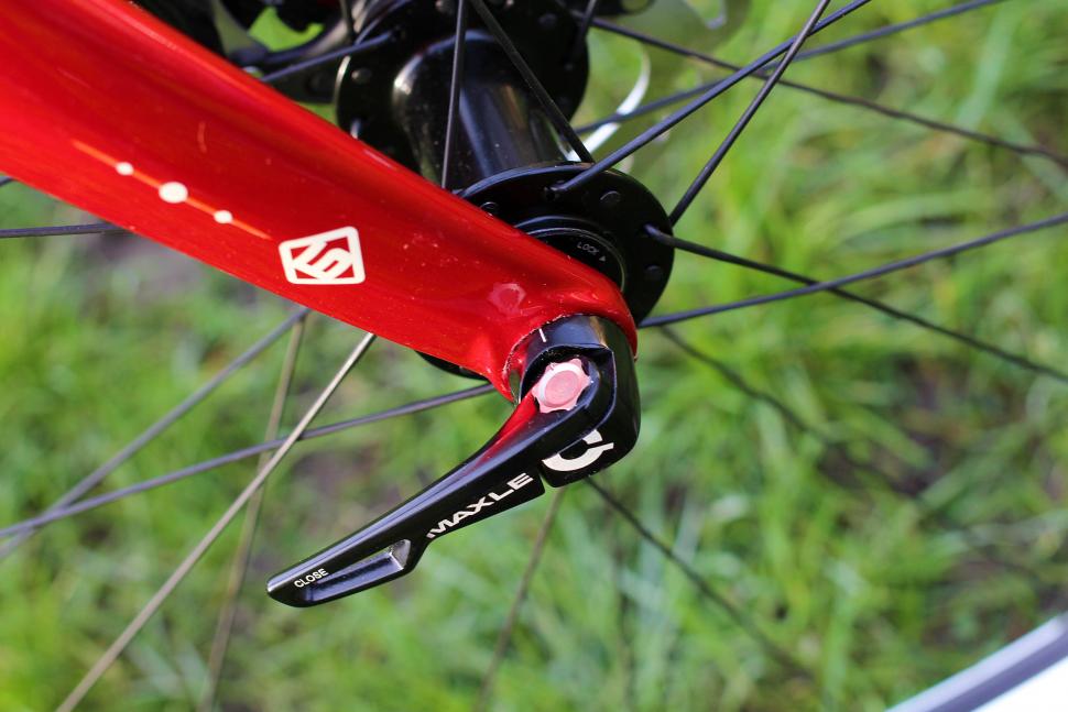 Kona Roadhouse - thru axle.jpg