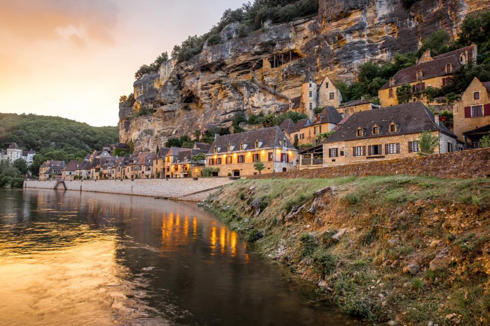 la-roque-gageac-village-in-france-2025-03-14-20-45-11-utc