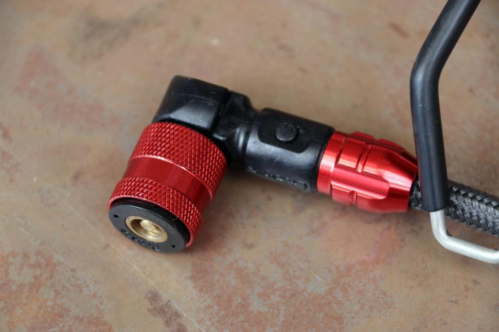 Lezyne Digital Pressure Over Drive - valve head.jpg